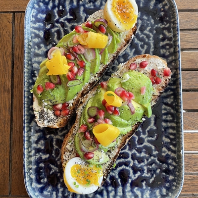 Tartine avocat et son oeuf mollet image