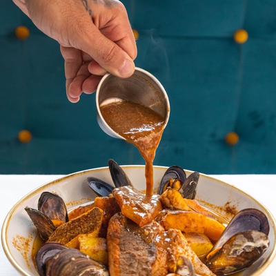Bouillabaisse à l’assiette , filets de poissons et sa soupe de roche image