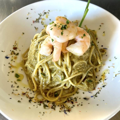 spaghettis à la crème d'avocat avec gambas image