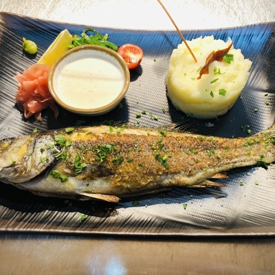 Loup grillé, écrasée de pommes de terre et wok de légumes image