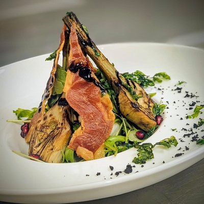 Articiocchi grigliati, burratina, gremolata, rucola e chips di prisuttu corsu image