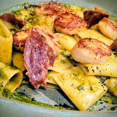 Paccheri con capesante, porri e prosciutto di Parma image
