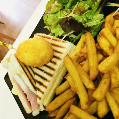 Club chic (frites maison,salade) image