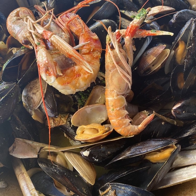 Poêlée de Coquillages avec les frites fraîches maison image