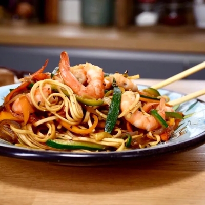 Wok aux crevettes et légumes image