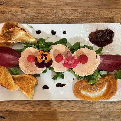 Foie gras maison, toast de pain , confiture de figues et chutney d ananas image