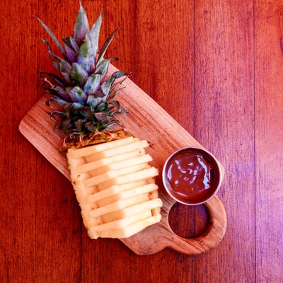 Demi ananas tranché et sa fondue de chocolat image