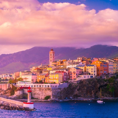 Célèbre ville corse, Bastia est connue pour son agencement en relief, ses façades colorées et son art de vivre. image