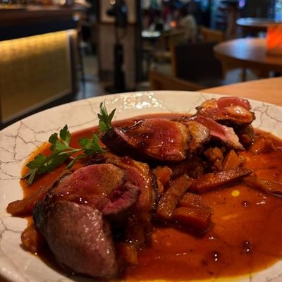 magret de canard entier, jus réduit aux agrumes, patate douce rôtie au miel image