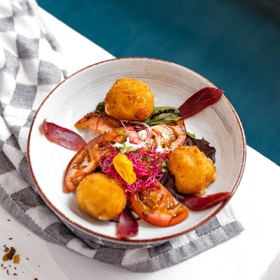 Salade de croquette de chèvre , miel et émincé de canard fumé image