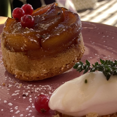 COMME UNE TATIN image
