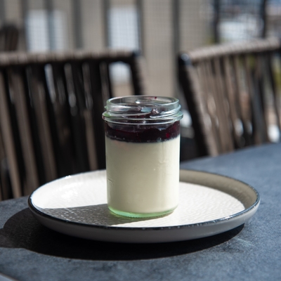 Panna cotta aux fruits rouges ou compotée de pêche image