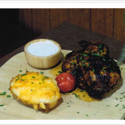 Demi-poulet rôti & pomme de terre au four image