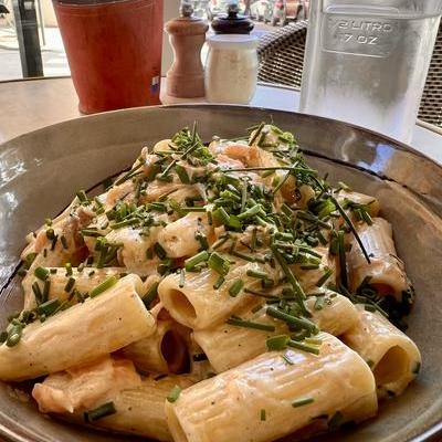 Rigatoni au saumon fumé et crème de ciboulette image