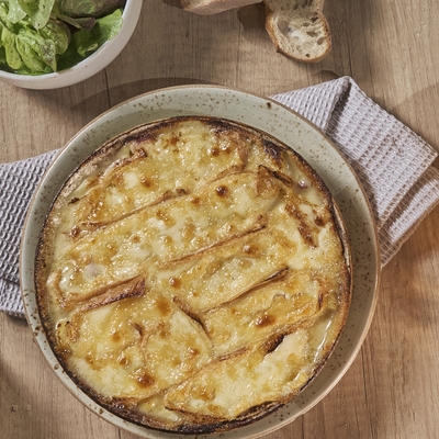le gratin vosgien - accompagnée de salade verte image
