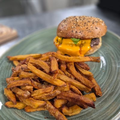Cheese burger (pain burger , steack haché de boeuf , cheddar , tomates , sauce cocktail et oignons ) image