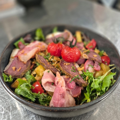 Salade paysanne (gravlax de magret de canard,pommes de terre,lard,salade,tomates cerises et crôutons) image