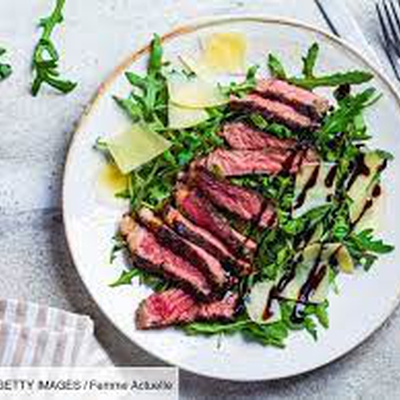 Tagliata  de boeuf,mesclun et copeaux de comté 36 mois image