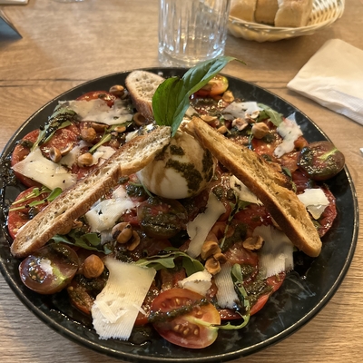 Entrée: Tomates et Burrata crémeuse image