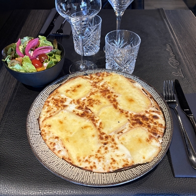 Véritable tarte aux Maroilles et son bol de salade image
