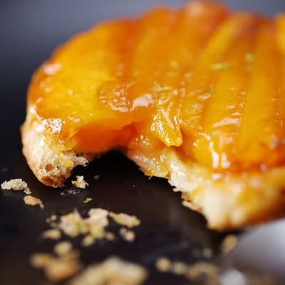 Tartelette  tatin à la mangue et praliné image