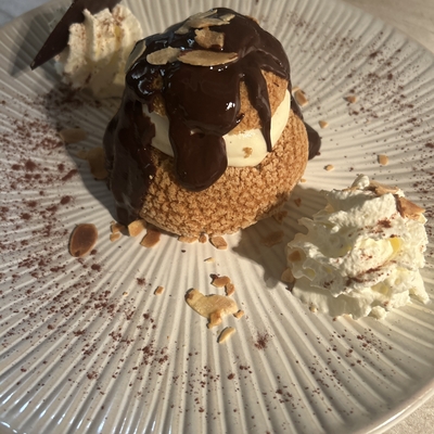 Grosse profiterole au chocolat image