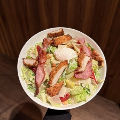 Salade Caesar au poulet croustillant image