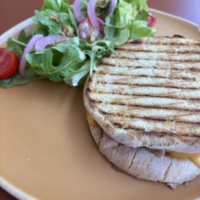 Croque accompagné de salade image