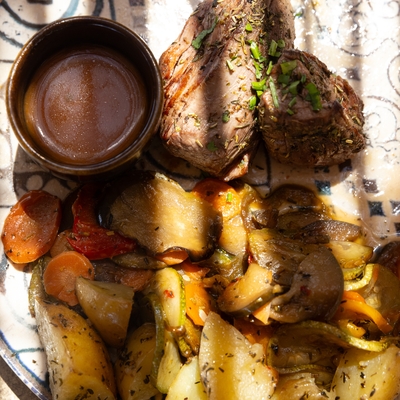 Filet de veau aux herbes aromatiques et son jus de viande image
