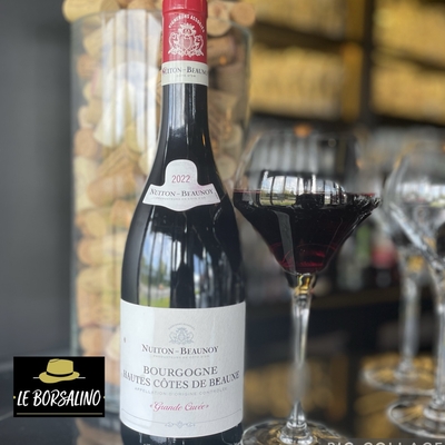 Hautes Côtes de Beaune "Grande Cuvée"-Bourgogne-AOC-Vin délicat avec beaucoup de fruits, robe pourpre aux reflets violines image
