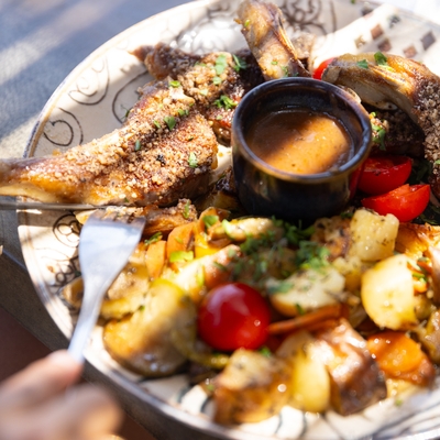 Côtelettes d'agneau au salinu et son jus au thym image