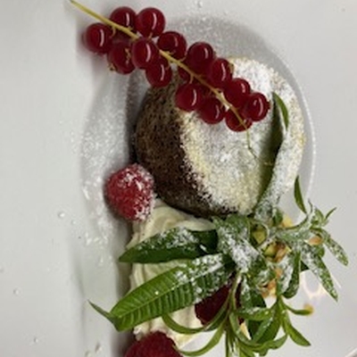 moelleux au chocolat coulant glace vanille cuit au moment image