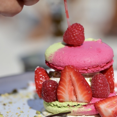 Macaron aux framboises et fraises fraîches image