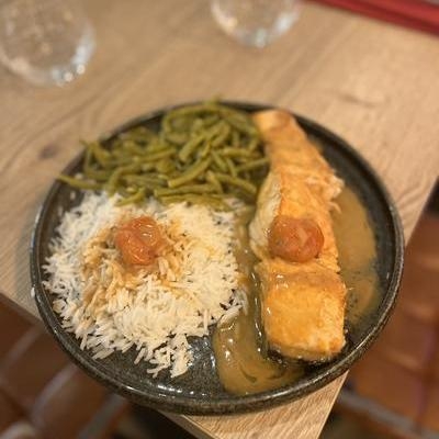 Filet de saumon riz légumes image
