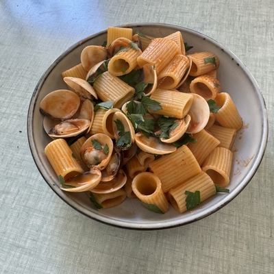 Rigatoni aux palourdes sautées à l’ail persil et au rosé image