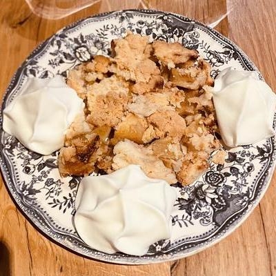Crumble aux pommes,chantilly image