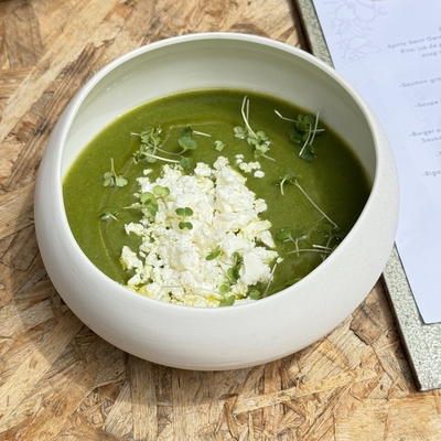 Soupe froide de courgettes à la menthe et feta image