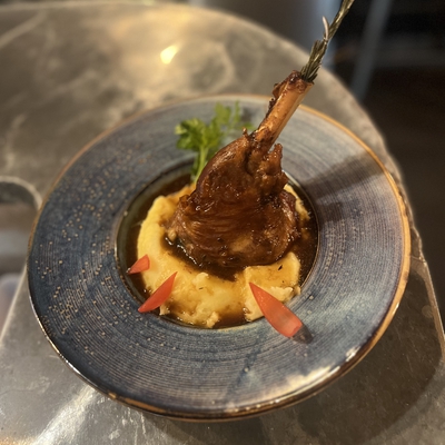 Souris d agneaux confite à là myrte accompagné de son écrasé de pomme de terre image