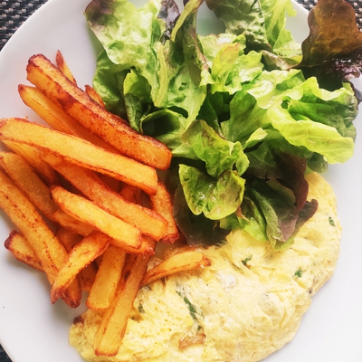 Omelette au Brocciu et menthe, frites/salade image