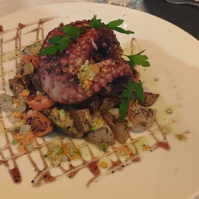 Poulpe cuit dans son court bouillon au Thym et Romarin image