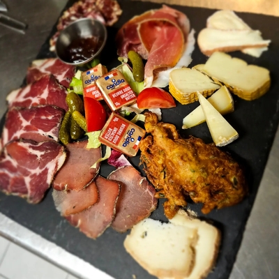 Assiette de charcuterie corse et fromages image