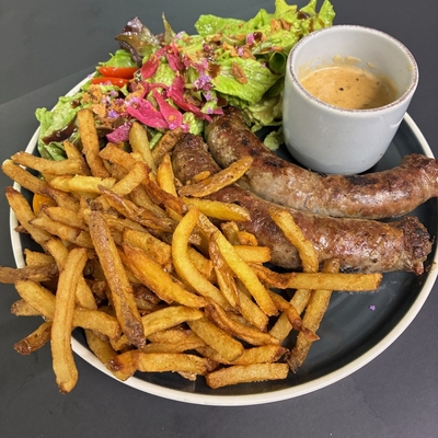 Saucisse de veau, frites et salade image