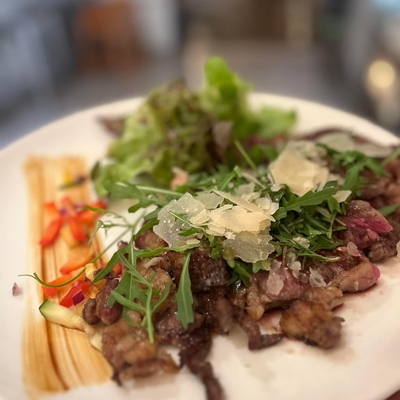 Tagliata de boeuf au Parmesan, pesto & frites image
