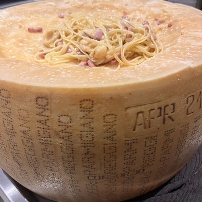 Pâtes dans la meule de Parmesan (AOP) image