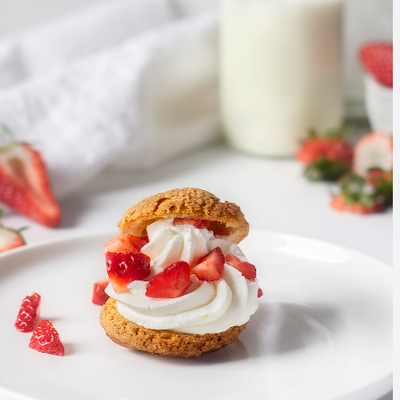 Chou maison chantilly et fraise image
