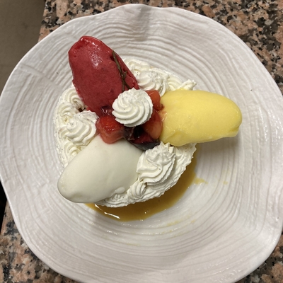 Pavlova glacée aux fruits rouges image