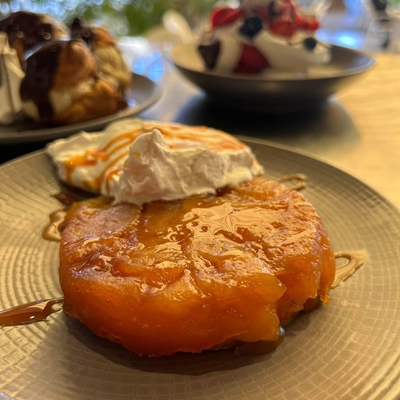 Tarte Tatin et sa chantilly végétale image