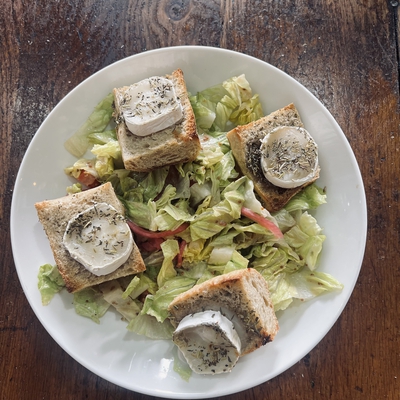 Salade de chèvre chaud image
