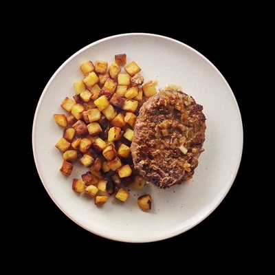 Steak haché accompagné pommes de terre rissolées et salade image