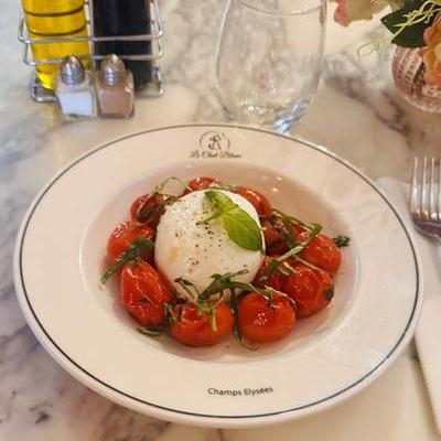 Mozzarella et tomates cerises rôties à l'origan, fleur de sel et poivre image